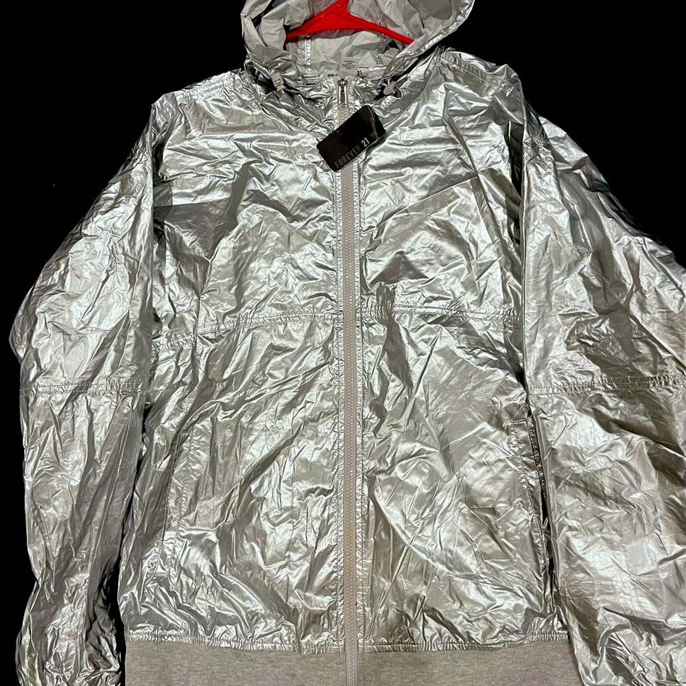 This monochromic windbreaker jacket in medium is so cute so trendy